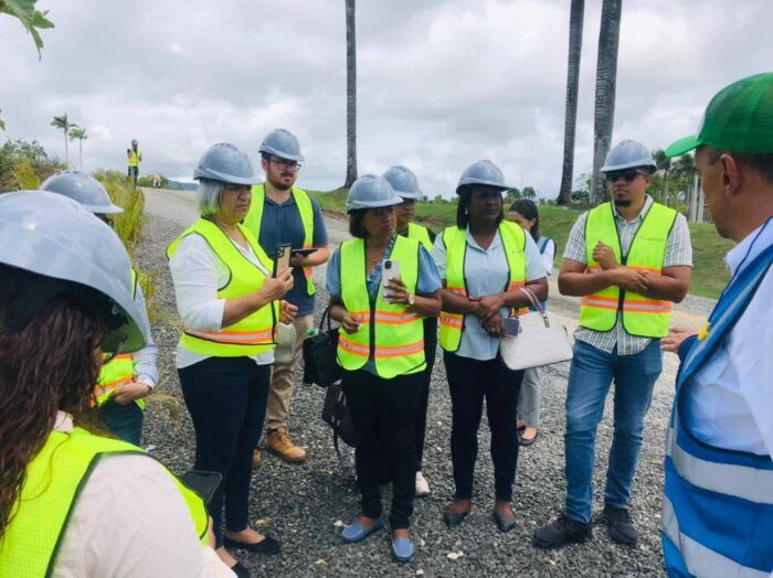 Alcaldesa al junto de Presidenta y vicepresidenta del concejo de regidores, se dieron cita en relleno sanitario Vermont en Bávaro, Punta Cana, visualizando el tratamiento y funcionamiento de reciclaje para implementarlo en el municipio.